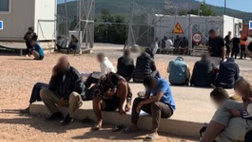 Εικόνες ντροπής από τις συνθήκες φιλοξενίας στο ΚΥΤ της Μαλακάσας